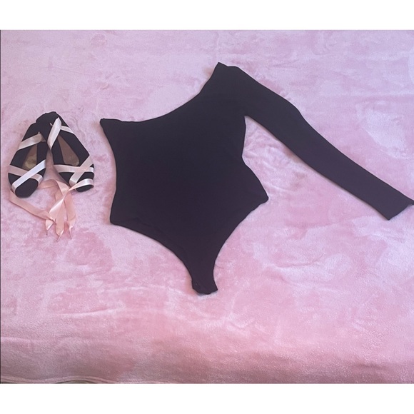 🖤GARAGE Black One-Shoulder Bodysuit - Picture 5 of 6
